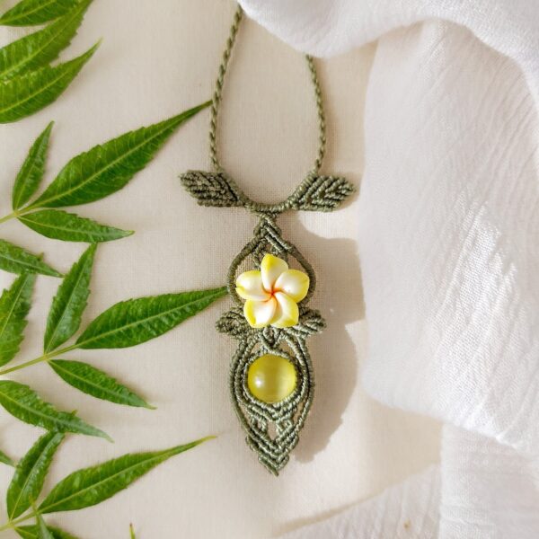 ynes necklace flower pendant with macrame leaves