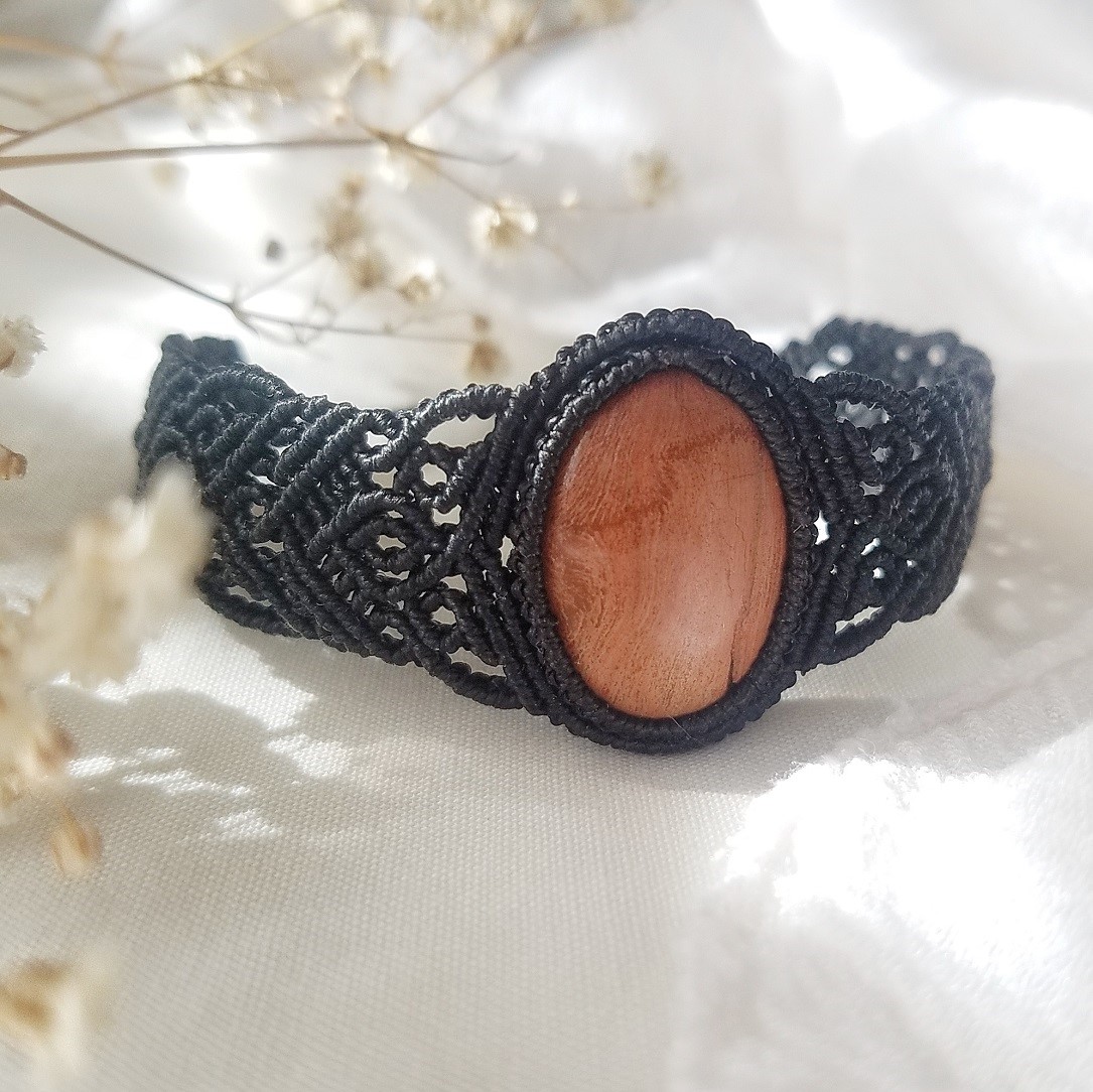 Making your own Peruvian-style Macrame Bracelet using the square knot |  Shannon Solange | Skillshare